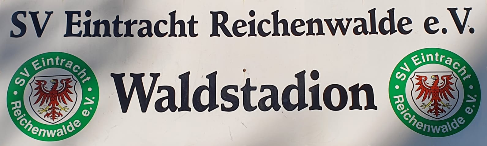 Großes Banner mit Namen des Vereins